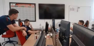Andrii Fedchenkov e a equipe de Scouts do Flamengo
