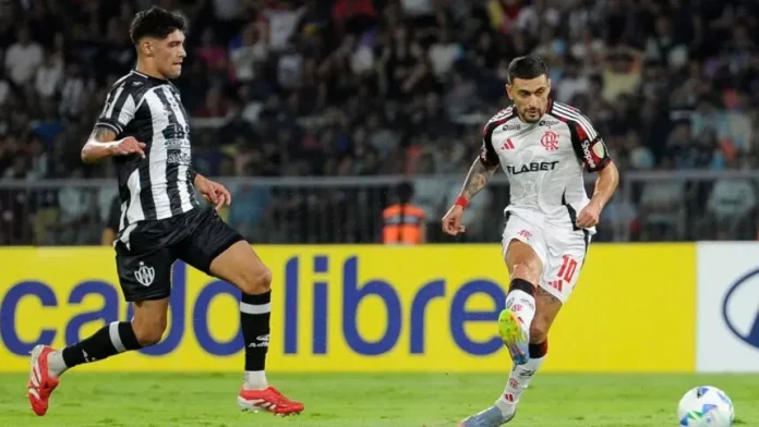 Arrascaeta em campo no empate do Flamengo contra o Central Córdoba