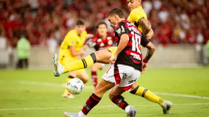 Arrascaeta em campo pelo Flamengo contra o Deportivo Táchira