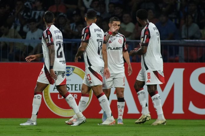 Arrascaeta-Gerson-Danilo-Bruno-Henrique-Central-Cordoba-1-1-Flamengo-070525 Arrascaeta comemora o gol do Flamengo no empate com o Central Córdoba