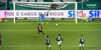 Arrascaeta marca de pênalti o 1º gol do Flamengo contra o Palmeiras
