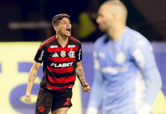 Ayrton Lucas marca o 2º gol do Flamengo na vitória sobre o Palmeiras