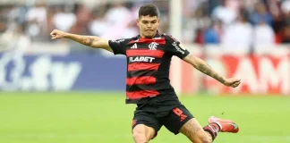 Ayrton Lucas em campo pelo Flamengo