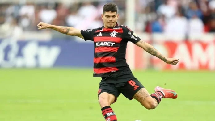 Ayrton Lucas em campo pelo Flamengo