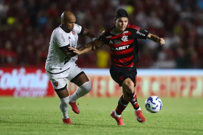 Ayrton Lucas em campo pelo Flamengo contra o Botafogo-PB