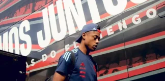 Bruno Henrique em embarque dos jogadores do Flamengo