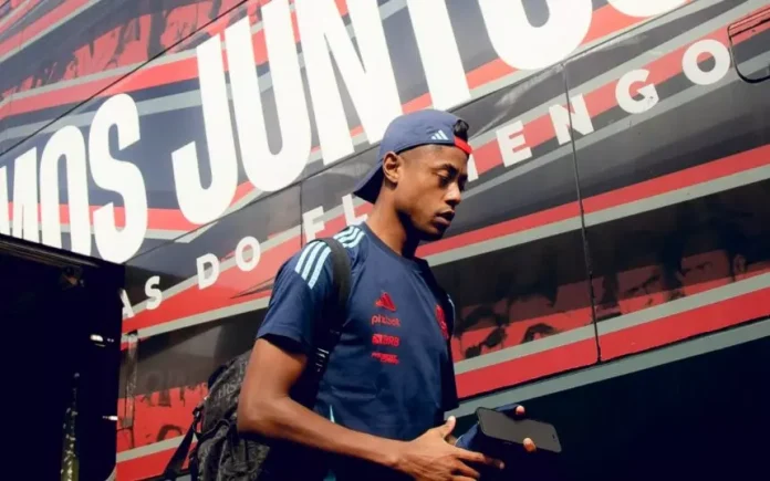 Bruno Henrique em embarque dos jogadores do Flamengo
