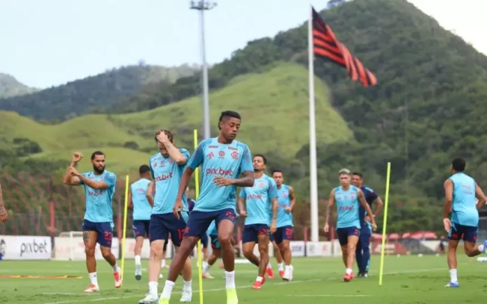 Bruno Henrique e jogadores em treino do Flamengo no Ninho do Urubu