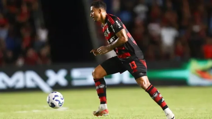 Danilo em campo pelo Flamengo contra o Botafogo-PB