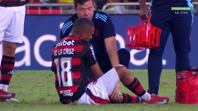 De la Cruz sente dores no tornozelo esquerdo no clássico contra o Botafogo
