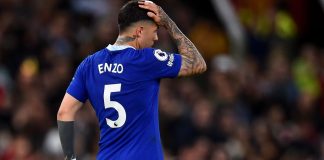 Enzo Fernández em campo pelo Chelsea