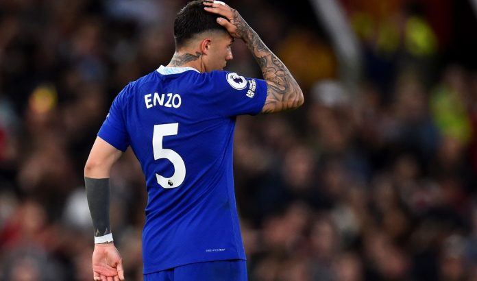 Enzo Fernández em campo pelo Chelsea