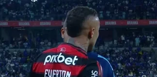 Everton Cebolinha em campo pelo Flamengo no jogo contra o Cruzeiro