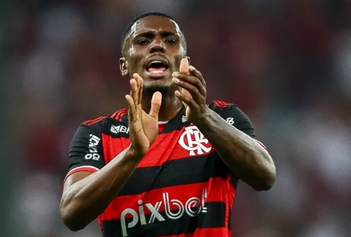 Evertton Araújo em campo pelo Flamengo