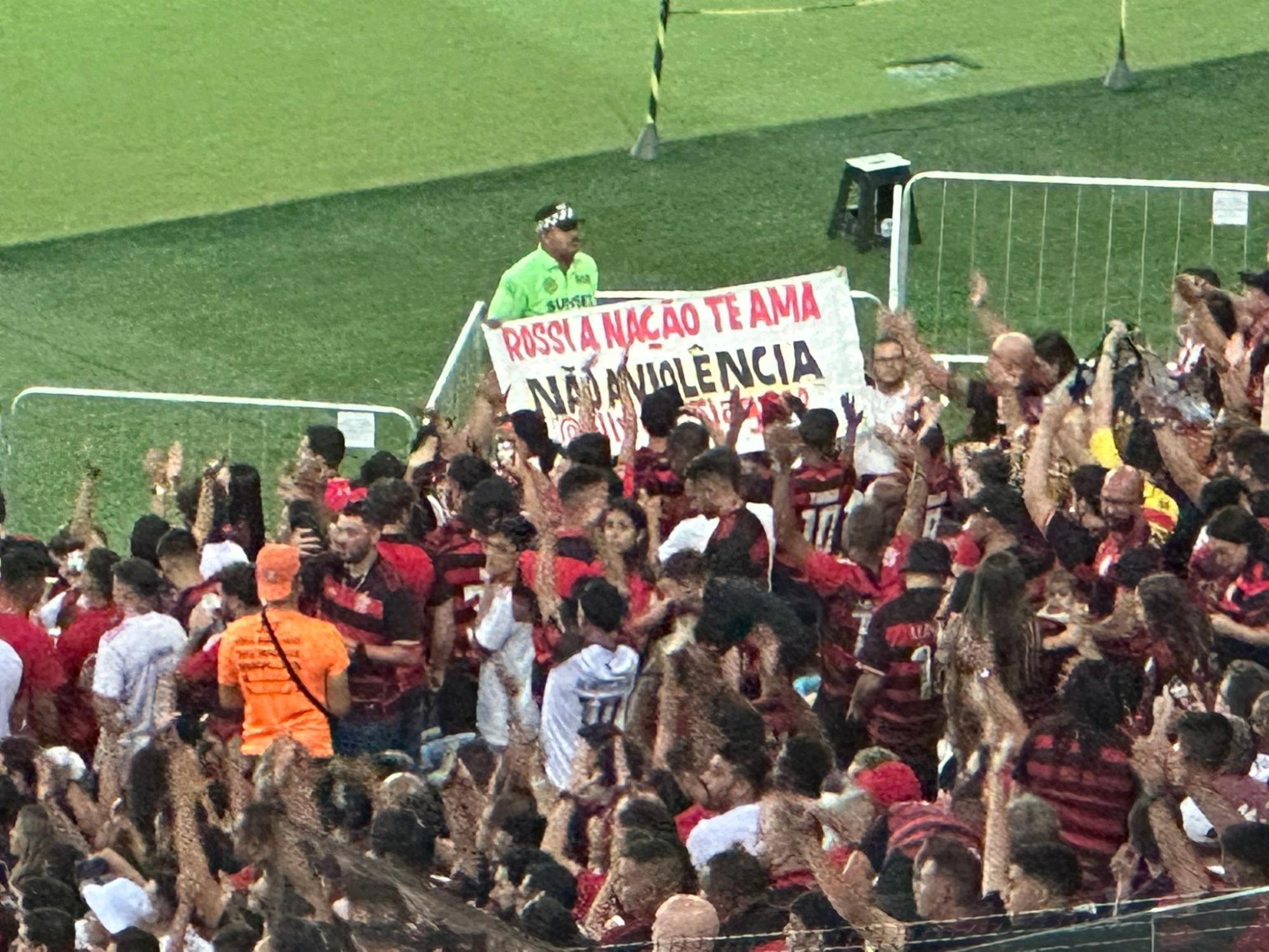 Torcida leva faixa de apoio ao goleiro Rossi: "Rossi, a Nação te ama. Não à violência"