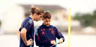 Filipe Luís e auxiliar em treino do Flamengo no Ninho do Urubu