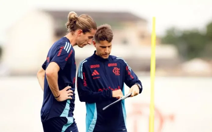 Filipe Luís e auxiliar em treino do Flamengo no Ninho do Urubu