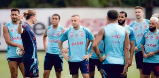 Filipe Luís e jogadores em treino do Flamengo no Ninho do Urubu
