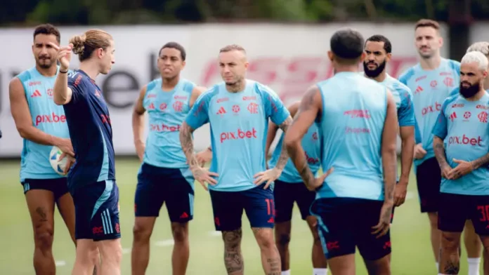 Filipe Luís e jogadores em treino do Flamengo no Ninho do Urubu