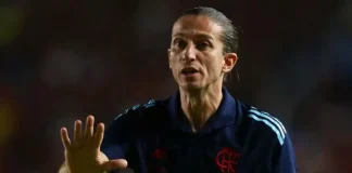 Filipe Luís na beira do campo comandando o Flamengo
