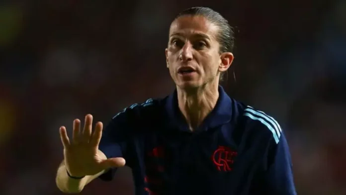 Filipe Luís na beira do campo comandando o Flamengo