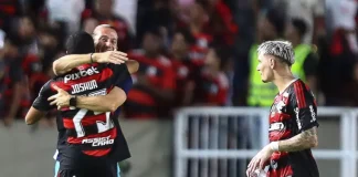 Observado pelo lateral direito Varela, Filipe Luís abraça o atacante Joshua