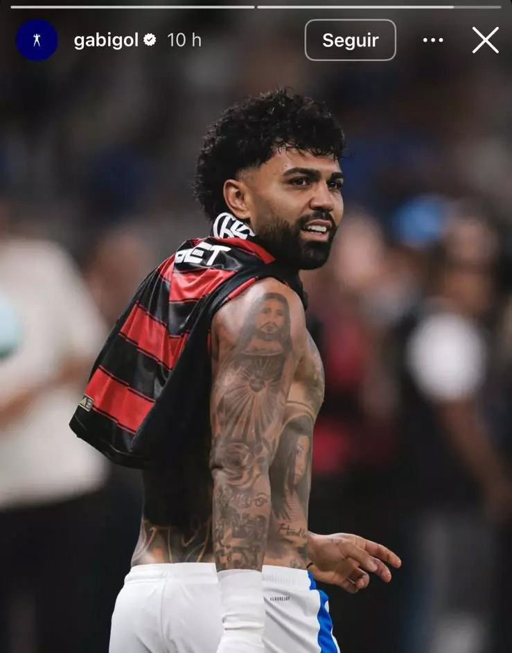 Stories do Gabigol com a camisa do Flamengo amarrada no pescoço, depois da vitória do Cruzeiro 