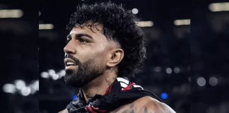 Gabigol com a camisa do Flamengo amarrada no pescoço, depois da vitória do Cruzeiro