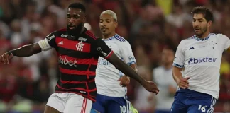 Gerson em campo pelo Flamengo contra o Cruzeiro