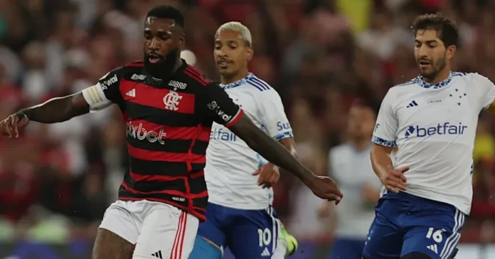 Gerson em campo pelo Flamengo contra o Cruzeiro