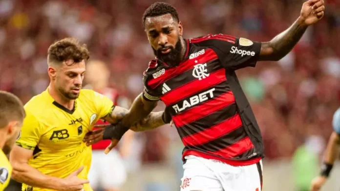 Gerson em campo pelo Flamengo contra o Deportivo Táchira