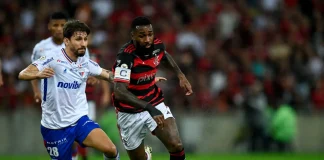 Gerson em campo pelo Flamengo contra o Fortaleza