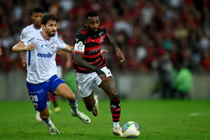 Gerson em campo pelo Flamengo contra o Fortaleza