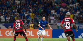 Gerson e Wesley em campo pelo Flamengo contra o Cruzeiro no Mineirão