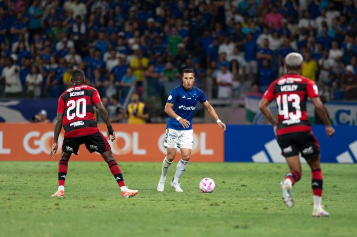 Gerson e Wesley em campo pelo Flamengo contra o Cruzeiro no Mineirão