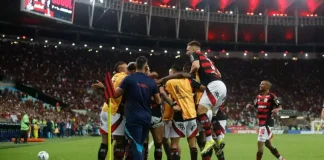 Jogadores comemoram gol do Flamengo contra a LDU