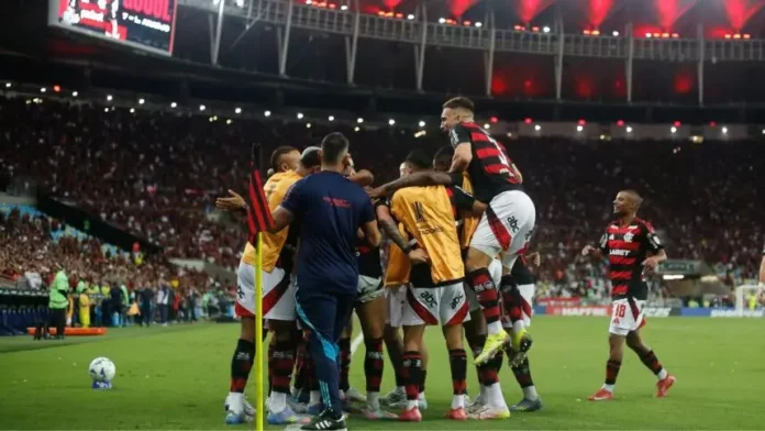 Jogadores comemoram gol do Flamengo contra a LDU