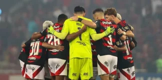 Jogadores do Flamengo em campo contra a LDU