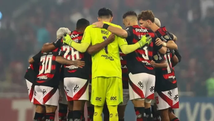 Jogadores do Flamengo em campo contra a LDU
