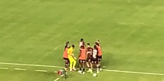 Jogadores comemoram com Joshua o gol da vitória do Flamengo sobre o Botafogo-PB