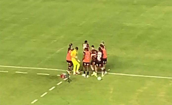 Jogadores comemoram com Joshua o gol da vitória do Flamengo sobre o Botafogo-PB