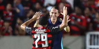 Joshua comemora seu gol com o técnico Filipe Luís