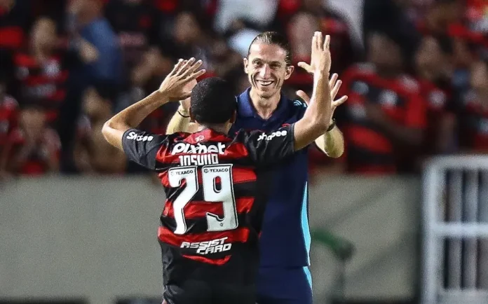 Joshua comemora seu gol com o técnico Filipe Luís