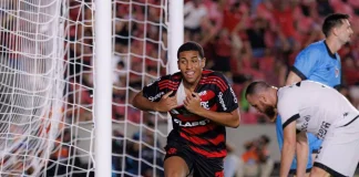 Joshua marca e comemora o gol da vitória do Flamengo sobre o Botafogo-PB
