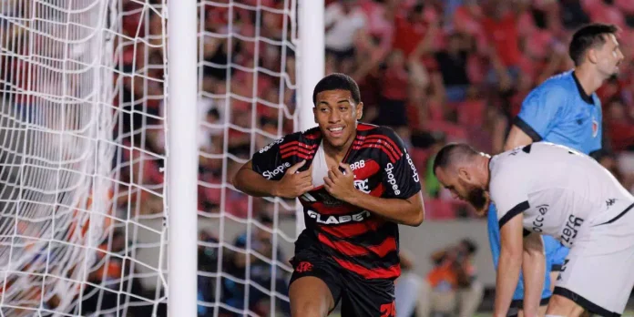 Joshua marca e comemora o gol da vitória do Flamengo sobre o Botafogo-PB