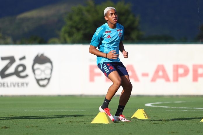 Joshua em treino do Flamengo no Ninho do Urubu