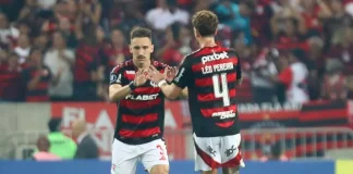 Léo Ortiz e Léo Pereira em campo pelo Flamengo contra aa LDU