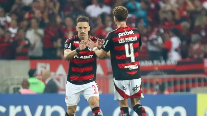 Léo Ortiz e Léo Pereira em campo pelo Flamengo contra aa LDU