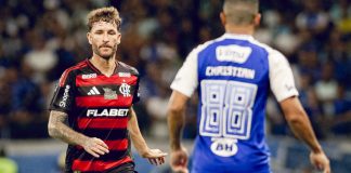 Léo Pereira em campo pelo Flamengo contra o Cruzeiro