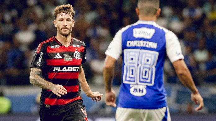 Léo Pereira em campo pelo Flamengo contra o Cruzeiro